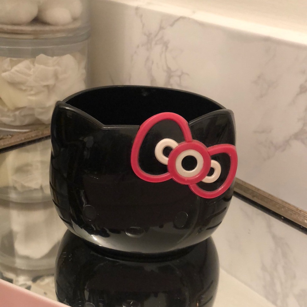 MAC hello kitty limited edition brush holder